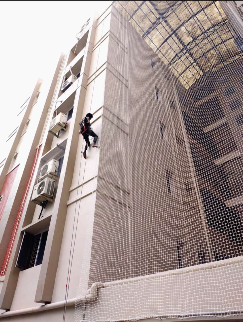 High-rise duct area safety net