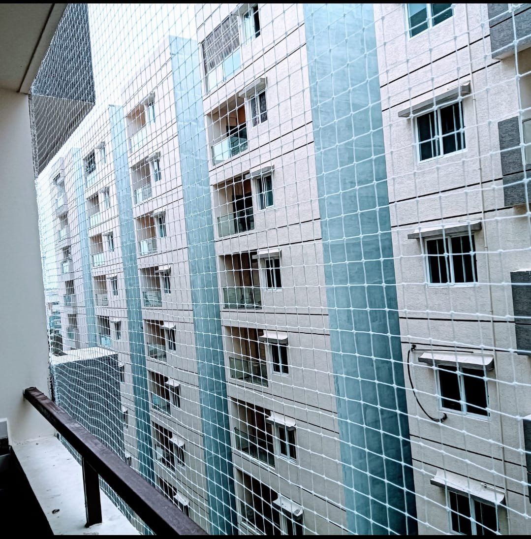 Real large-format building safety net installation